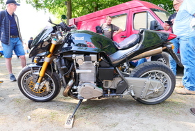 Die Mammut 2000 war die letzte Münch, nur 25 Exemplare wurden gebaut. Vierzylinder vom Opel Calibra mit Cosworth-Zylinderkopf, Turboaufladung. „Mindestens 265 PS, da dreht das Hinterrad bei 220 km:h noch durch, wenn man zu viel Gas gibt”. – Bockhorner Oldtimermarkt 2025