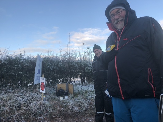 Die Mashalls waren stets bester Laune auch bei eisigem Sturm in tiefer Nacht, man beachte die Teekochstelle - Rallye Le Jog 2017