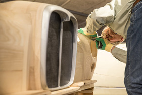 Die Masse sollen exakt den Vorgaben entsprechen - Holzmodell eines Alvis TF 21, hergestellt von Werner Haas für die Sonderschau "Meisterwerke des Hermann Graber" im Pantheon Basel