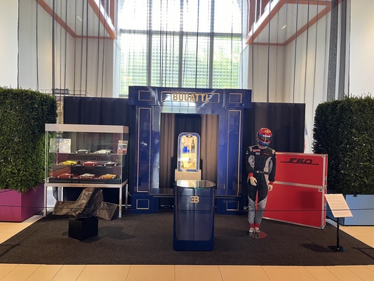Die Menge an begleitenden Devotionalien fällt vergleichsweise gering aus – Ausstellung "Supercars of the 90s" im Louwman-Museum