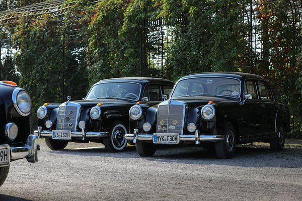 Die Mercedes-Benz "Ponton" wurden offenbar gerne in Schwarz gekauft - 20. ASC Classic-Gala Schwetzingen 2024