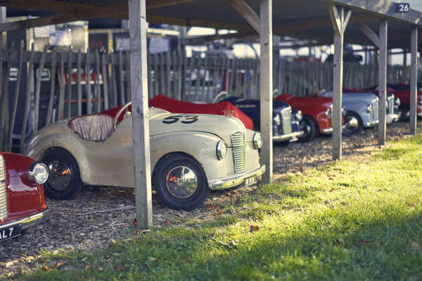 Die Miniatur Austin-Fahrzeuge des Settrington Cups -Goodwood Revival 2018