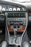 Die Mittelkonsole wirkt wie aus dem Lehrbuch für sachliches Design ohne Umwege – Audi S6 quattro (1996)