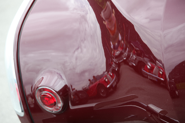 Die Morgan-Ansammlung spiegelt sich im Heck eines modernen Aero - British Car Meeting Mollis 2017