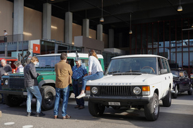Die Motorhaube eines Range Rovers kann durchaus als Sitzgelegenheit genutzt werden - Oldtimermesse St. Gallen 2019