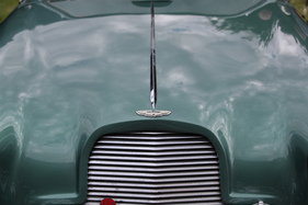 Die Motorhaube eines frühen Aston Martin DB2 - 35. British Car Meeting auf dem Flugplatz Mollis