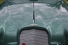 Die Motorhaube eines frühen Aston Martin DB2 - 35. British Car Meeting auf dem Flugplatz Mollis