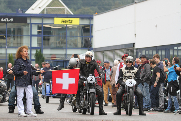 Bild: Die Motorradfahrer der ersten Gruppe stehen frohgemut bereit - Emil Frey Oldtimer Grand Prix Safenwil 2022