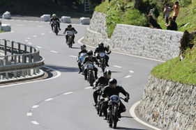 Die Motorräder fahren im Pulk hoch - Arosa ClassicCar 2019