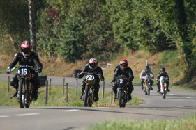 Die Motorräder fuhren im Pulk nach oben - Memorial Bergrennen Opfertshofen "Rendezvous am Kleinen Klausen" 2021