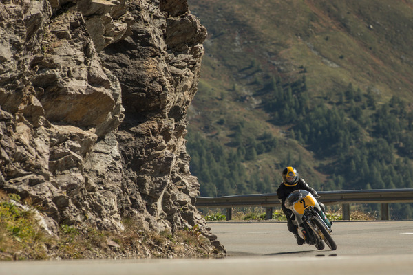 Die Motorräder konnten die breite Strasse gut nutzen - Bergrennen Bernina Gran Turismo 2019