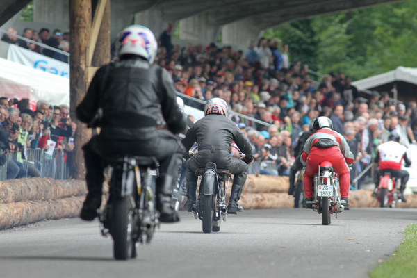 Die Motorräder sorgten nicht zuletzt dank der lauten Motoren für besonders viel Spektakel - GP Brugger Schachen 2015