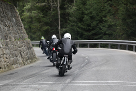 Die Motorräder stürzen sich den Berg hinauf - Arosa ClassicCar 2019