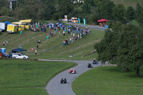 Die Motorräder vom Feld 4 auf der Rückfahrt zum Start - Impressionen von der Bergprüfung Altbüron 2017
