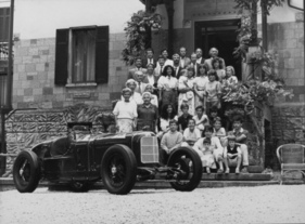 Bild Die Nachkommen des Nicola Romeo im Jahr 1985 und ein Alfa Romeo P2 von 1925