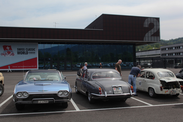 Die Oldtimer durften direkt vor der Halle aufgestellt werden - Swiss Classic World 2014