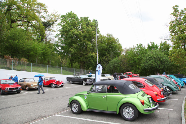 Bild: Die Oldtimer machten den Raststätten-Parkplatz definitiv bunter ... - Oldtimertreffen 50 Jahre Autobahnraststätte Würenlos 2022