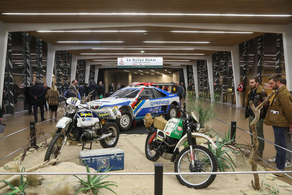 Die Paris-Dakar-Sonderschau zeigte Motorräder und Autos, die am berühmten Wüstenrennen teilgenommen haben - Rétromobile Paris 2024