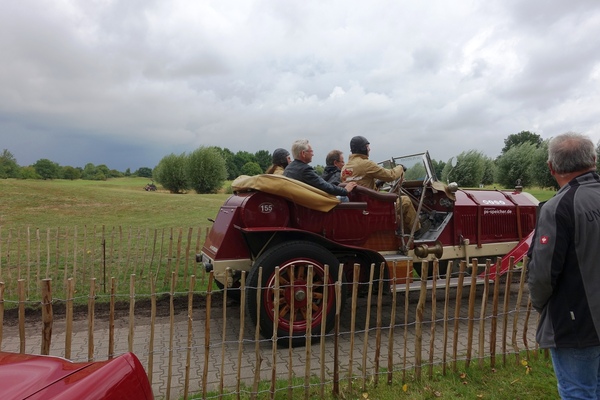 Die Passagiere dieses American La France scheinen den aufziehenden Regen jedenfalls nicht zu fürchten – Classic Days 2025
