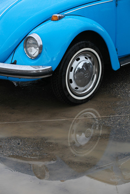 Die Pfützen erzeugen fotogene Spiegelungen - VW 1300 - OSMT Zug im September 2017