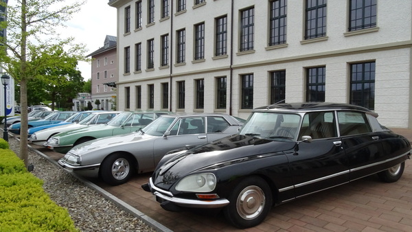 Die Phalanx des Citroën-SM-Clubs der Schweiz inklusive Fremdfahrzeug – Emil Frey Classics Saisoneröffnungs-Brunch 2024