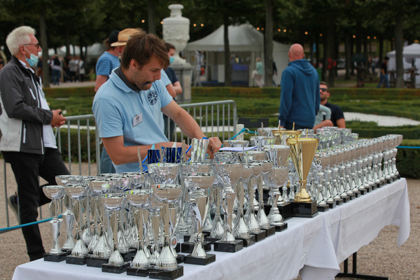 Die Pokale für die unorthodox durchgeführte Siegerehrung stehen bereit - Classic-Gala Schwetzingen 2020