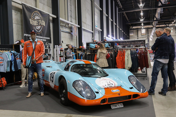 Die Porsche-917-Replica wirbt für die Gulf-Kleider des Store 74 - Swiss Classic World Luzern 2024