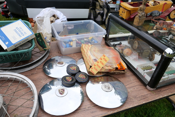 Die Porsche-Radkappen fanden bestimmt noch einen Käufer – Bockhorner Oldtimermarkt 2024