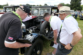 Die Preisrichter sind an Simon Slaffers 20 HP angekommen. Höchst konzentriert verfolgt der Besitzer die Arbeit der Juroren; immer bereit, jede Frage zu beantworten