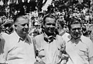 Bild: Die Protagonisten der Mercedes-Erfolge - Rennleiter Alfred Neubauer, Rudolf Caracciola und Rudolf Uhlenhaut - Konstrukteur der Rennwagen von 1936 bis 1955