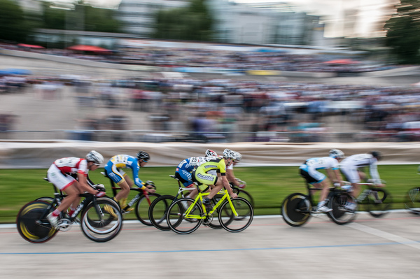 Die Radfahrer erreichen zwar nicht ganz die Geschwindigkeit der Oldtimer, aber fast... - Indianapolis in Oerlikon 2014