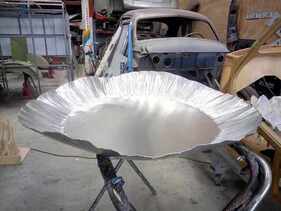 Die Reserverradmulde aus Aluminium wird aus nur einem Teil gefertigt