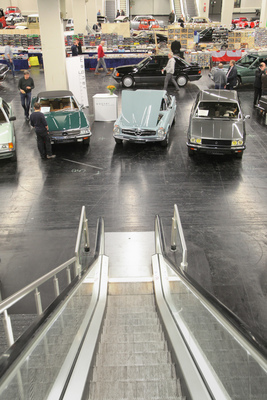 Die Rolltreppe führt ins Untergeschoss der Halle 5 und damit zum Teile- und Fahrzeughandel - Retro Classics Cologne Köln 2017
