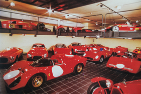 Die Sammlung des Albert Obrist - berühmte Ferrari-Rennwagen in perfektem Zustand, im Vordergrund ein Alfa Romeo