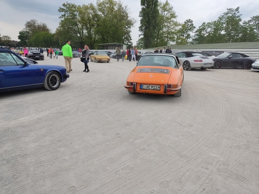 Die Sandbahn verlangte Disziplin von den Fahrern. Nur allzu leicht wären schöne Drifts möglich – Porsche-Treffen Dinslaken 2022