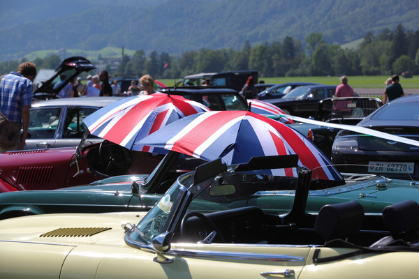 Die Schirme sorgten für Schatten auf den Lederpolstern - British Car Meeting BCM in Mollis 2019