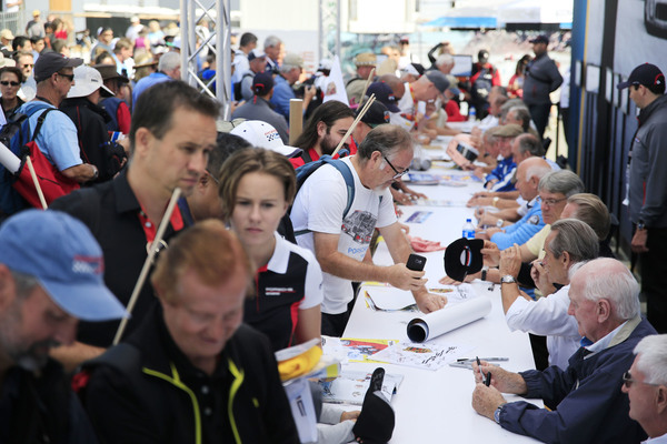 Die Schlacht um die Autogramme - Porsche Rennsport Reunion 2018