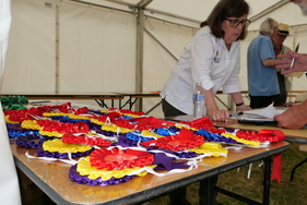 Die Schleifen liegen bereit: Rot bekommt nur ein Klassensieger