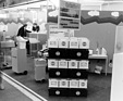 Die Schweizerischen Batteriehersteller (hier Oerlikon) zeigen die gemeinsam entwickelte wartungsarme «Schweizer Batterie» - Genfer Automobilsalon 1979