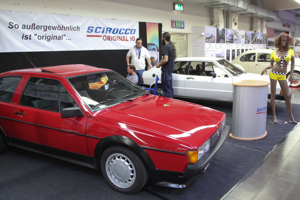 Die Scirocco-Freunde stellen nicht nur zwei Fahrzeuge, sondern auch eine fesche Schaufensterpuppe auf den Stand (Techno Classica 2017)