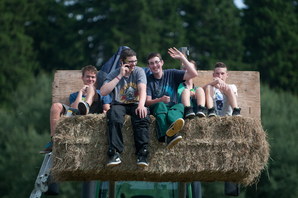 Die Sicht aus den Zuschauerräumen ist eigentlich sehr gut. Trotzdem haben sich diese jungen Zuschauer etwas spezielles einfallen lassen, damit ja niemand ihre Sicht stört! – Eifel Rallye Festival 2013