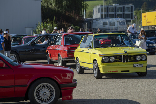 Bild: Die Siebzigerjahre lassen grüssen: BMW 02 Touring in Golfgelb und mit Kamei-Frontspoiler – "Wheels & Weisswürscht" Dielsdorf