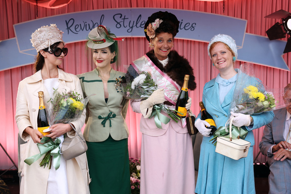 Die Sieger der "Best Dressed Competition" neben Dita Von Teese - Goodwood Revival 2024