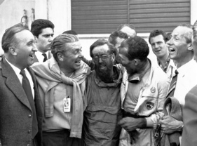 Die Sieger der Mille Miglia 1955 - von links nach rechts - Oberingenieur Ludwig Kraus, Oberingenieur Rudolf Uhlenhaut, Denis Jenkinson, Stirling Moss und Dr. Hans Scherenberg
