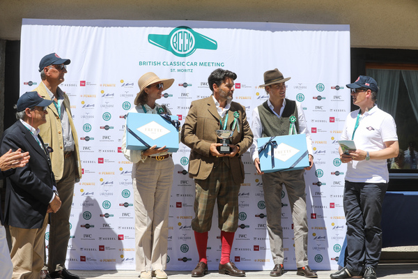 Bild Die Sieger der Sonderkategorie "best dressed" - Land-Rover-Besatzung im stylischen Outfit - 29. British Classic Car Meeting St. Moritz 2023