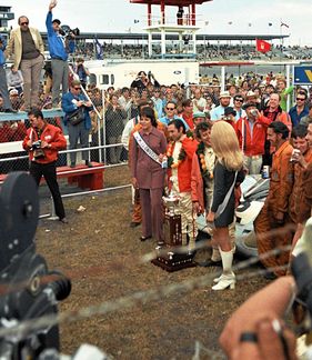 Die Sieger des 24 Stunden Rennens von Daytona 1971 versammelt