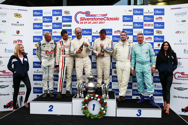 Die Siegerehrung war den Männern vorbehalten - Austin A30/35 Celebrity Challenge - Silverstone Classic 2017