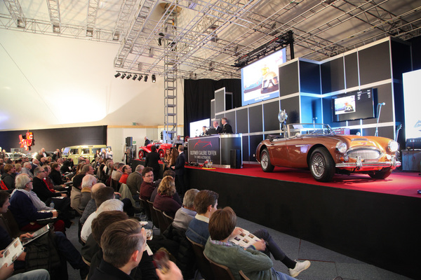 Die Sitzplätze waren begehrt - Versteigerung Oldtimer Galerie Gstaad 2018