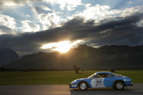 Die Sonne zieht sich hinter die Bergkulisse zurück während der A110 ins Ziel hastet