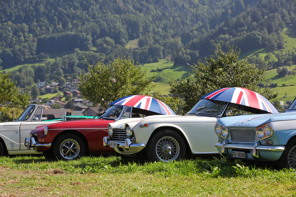 Die Sonnenschirme gab's als Geschenk, die Besatzungen von MG, TR und Co waren froh darüber - British Car Meeting BCM in Mollis 2019